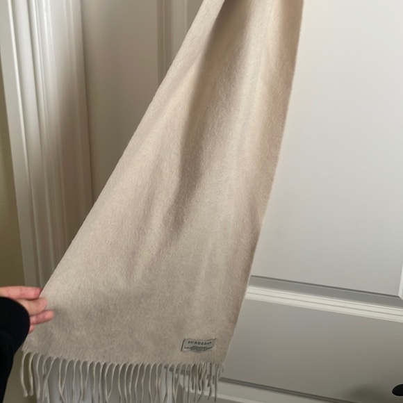 Burberry 100% Cashmere scarf - Picture 3 of 11